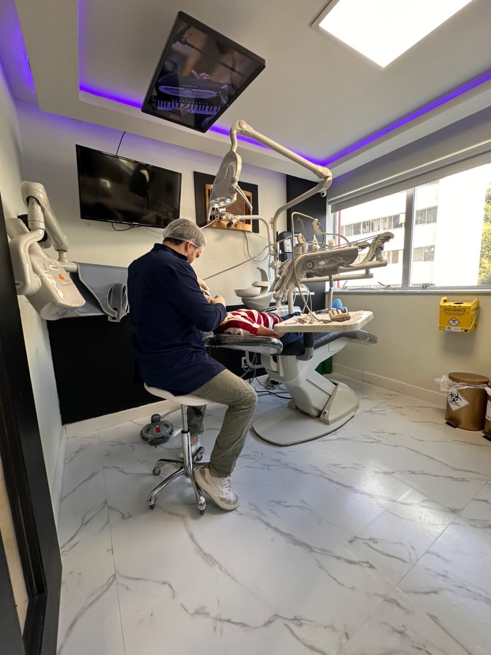 Sala de atendimento odontológico equipada, consultório do Dr. Gustavo de Paiva Assis em Juiz de Fora
