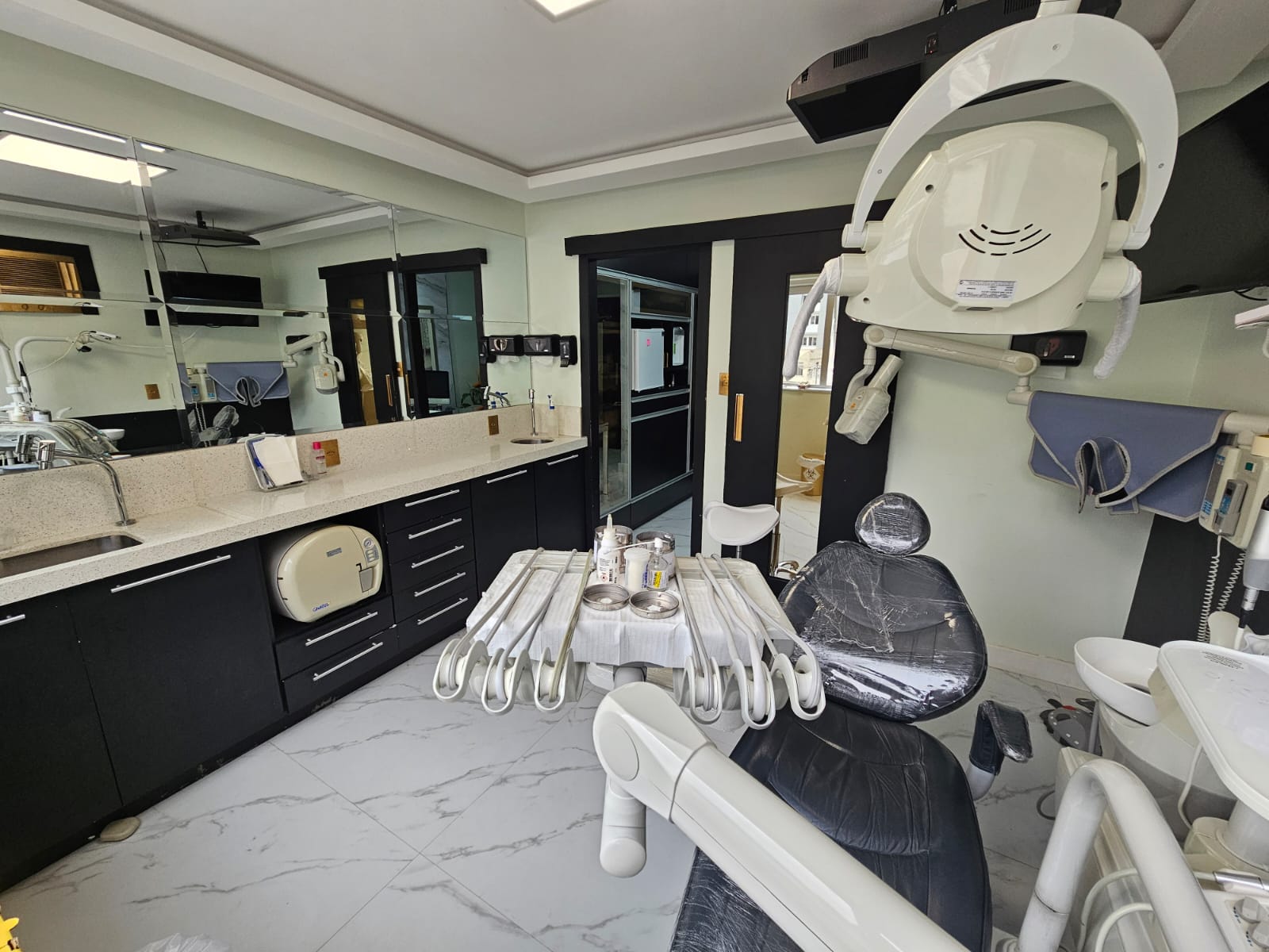 Cadeira e equipamentos odontológicos do consultório do Dr. Gustavo de Paiva Assis